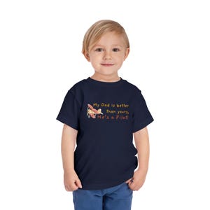 私のお父さんはあなたのお父さんよりすごい、彼はパイロットの幼児用Tシャツ、かわいい子供用シャツ、父の日のプレゼント、誕生日の服装、パイロットをテーマにしたアパレル