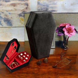 Personalisierte Gothic Samt Sarg Schmuckschatulle, Vampir Rot Ring & Halskette Fall, Retro Schmuck Aufbewahrung, gruseliges Halloween Geschenk für Sie und Ihn