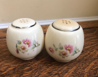 Georgian Homer Laughlin 1940/'s Eggshell Iridescent White and Gold Salt and Pepper Shaker Set