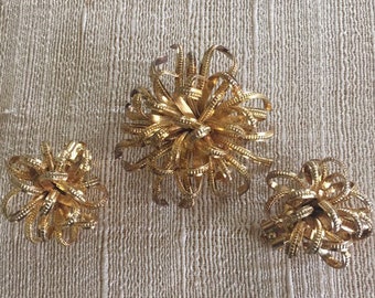 Gold Tone Textured Ribbon Twisted Wire Brooch with Matching Clip On Earrings, Estate Jewelry, Matching Set