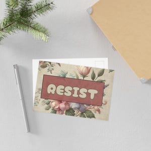 postale féministe RÉSISTEZ | papeterie florale vintage de protestation esthétique | Cartes postales audacieuses des rebelles intemporels | Cadeau d'autonomisation Soft Cottagecore