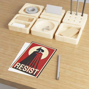 postale RÉSISTEZ | postale de protestation féministe dystopique | Art de la résistance de la servante | Activisme politique Impression | Papeterie sur les droits des femmes