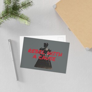 Postal REBELDE CON CAUSA / Tarjeta de arte de mujer victoriana / Papelería Timeless Rebels / Postal de historia de la mujer / Regalo feminista vintage