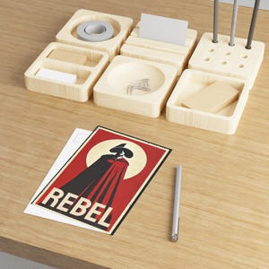 postale REBEL | postale de protestation féministe dystopique | Art de la résistance de la servante | Activisme politique Impression | Papeterie sur les droits des femmes