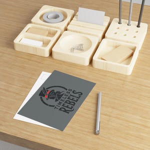 LOGO TIMELESS REBELS Cartolina / Arte di resistenza audace / Cancelleria attivista / Messaggio ribelle / Design di protesta / Regalo di emancipazione