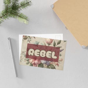 Cartão postal feminista REBEL | Papelaria de protesto com estética floral vintage | Cartões postais ousados Rebels atemporais | Presente de empoderamento Cottagecore suave