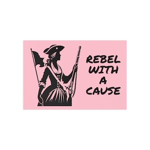 Carte postale REBELLE AVEC UNE CAUSE | postale révolutionnaire de femme de Zazzle.be Liste d'envies Vous avez des idées ? Histoire féministe à collectionner | Carte des droits des femmes, impression d'art patriote vintage