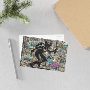 Cartão postal de grafite de resistência urbana | Cartão de ativista de arte de rua | Impressão de arte de protesto | Colecionável inspirado na rebelião | Gráfico ousado