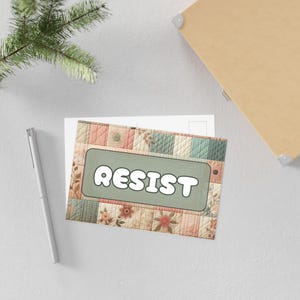 Cartão postal feminista RESIST | Estampa de protesto estética de colcha vintage | Papelaria Timeless Rebels Bold | Cartão de empoderamento Cottagecore macio