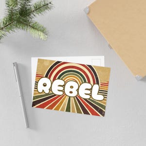 rétro carte postale REBEL | Art féministe funk des années 70 | Mini impression rebelles intemporels | Typographie de protestation audacieuse | Art mural carte postale autonomisation