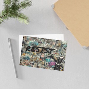 postale de graffiti de RÉSISTEZ | carte urbaine de protestation d'art de rue | Cadeau militant | Oeuvre d'art de la rébellion | postale de justice sociale | Art de la résistance