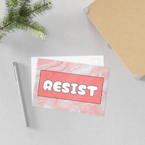 Postal feminista RESIST / Impresión artística de protesta con mármol rosa / Papelería en tonos pastel intensos / Tarjeta de resistencia de Rebeldes atemporales / Regalo rebelde