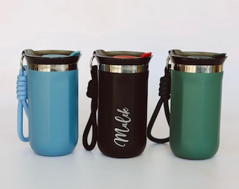 Taza de café personalizada: Taza de viaje isotérmica de acero inoxidable grabada con tapa y asa de cuerda.