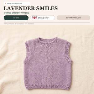Op de afbeelding: Een digitaal breipatroon genaamd Lavender Smiles voor een kledingstuk. De afbeelding toont een mouwloos lavendelkleurig gebreid vest met een ronde hals, geribbelde armsgaten en een geribbelde zoom, gebreid in tricotsteek voor 3-12 jaar.