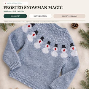 Könnte beinhalten: Ein hellblauer Strickpullover mit einer runden Passe, die ein wiederkehrendes Muster aus weißen Schneemännern mit schwarzen Hüten und roten Schals zeigt. Der Text oben lautet FROSTED SNOWMAN MAGIC, DIGITAL KNITTING PATTERN, WEARABLE TOP PATTERN, ENGLISH PDF, KNITTING PATTERN und INSTANT DOWNLOAD.
