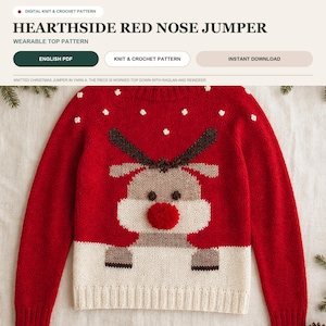 Könnte beinhalten: Ein roter, langärmeliger Strickpullover mit einem Rentier-Motiv, das eine strukturierte rote Bommelnase, braune Geweihe und weiße Akzente aufweist. Der Text HEARTHSIDE RED NOSE JUMPER ist oben zu sehen, zusammen mit Hinweisen für ein digitales Strickmuster.