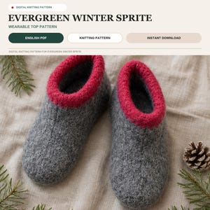 Może przedstawiać: Para szarych dzianinowych kapci o teksturowanej powierzchni z jaskrawoczerwonym ściągaczem. Cyfrowy wzór dziewiarski nosi tytuł Evergreen Winter Sprite i zawiera opcje pobrania pliku PDF w języku angielskim oraz natychmiastowego pobrania.