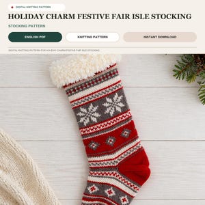 Könnte beinhalten: Eine digitale Strickanleitung für einen weihnachtlichen Fair-Isle-Strumpf. Der Strumpf hat ein weißes, flauschiges Bündchen, rote, graue und weiße geometrische Muster sowie Schneeflockenmotive. Der Text lautet: DIGITAL KNITTING PATTERN, HOLIDAY CHARM FESTIVE FAIR ISLE STOCKING, STOCKING PATTERN, ENGLISH PDF, KNITTING PATTERN, INSTANT DOWNLOAD.