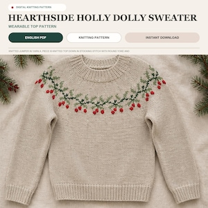 Könnte beinhalten: Ein beigefarbener Pullover mit langen Ärmeln und einer runden Passe mit einem Muster aus grünen Stechpalmenblättern und roten Beeren. Der Text lautet: DIGITAL KNITTING PATTERN, HEARTHSIDE HOLLY DOLLY SWEATER, WEARABLE TOP PATTERN, ENGLISH PDF, KNITTING PATTERN.