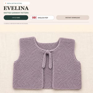 Peut inclure: Un patron de tricot numérique intitulé EVELINA KNITTED GARMENT PATTERN pour les 3 à 12 ans. L'image montre un gilet sans manches en tricot mauve au point mousse avec une fermeture à nouer sur le devant, disponible en téléchargement PDF.