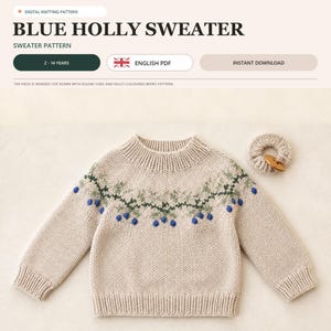 Könnte beinhalten: Eine digitale Strickanleitung für einen Blue Holly Pullover, bestehend aus einem beigen Langarmpullover mit einer runden Passe, die mit einem grünen Blatt- und blauen Beerenmuster verziert ist. Der Text enthält "DIGITAL KNITTING PATTERN", "BLUE HOLLY SWEATER", "SWEATER PATTERN", "2-14 YEARS", "ENGLISH PDF" und "INSTANT DOWNLOAD".
