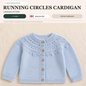 Peut inclure: Un gilet en tricot bleu clair avec un empiècement rond, un motif en dentelle et cinq petits boutons en bois. Le texte indique : DIGITAL KNITTING PATTERN, RUNNING CIRCLES CARDIGAN, CARDIGAN PATTERN, 2-12 YEARS, ENGLISH PDF, INSTANT DOWNLOAD.