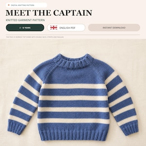 Op de afbeelding: Een digitaal breipatroon getiteld MEET THE CAPTAIN voor een gebreid kledingstuk. De afbeelding toont een blauw met crème gestreepte trui met een geribbelde ronde hals, raglanmouwen en een geribbelde zoom, ontworpen voor kinderen van 2 tot 12 jaar.