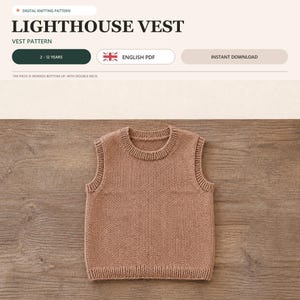 Könnte beinhalten: Eine digitale Strickanleitung für eine Lighthouse-Weste, bestehend aus einem einfarbigen, hellbraunen ärmellosen Pullover mit geripptem Rundhalsausschnitt und Armausschnitten. Der Text enthält "LIGHTHOUSE VEST", "2-12 YEARS", "ENGLISH PDF" und "INSTANT DOWNLOAD".