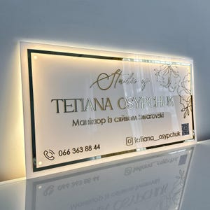 Insegna murale in acrilico personalizzata con LED, logo personalizzato e codice QR per social media o sito web, esposizione del marchio per saloni, spa e studi, uso interno