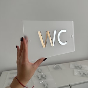 Placa de banheiro WC moderna, placa de porta de banheiro de acrílico com letras 3D, sinalização de banheiro minimalista para casa, escritório ou espaços públicos