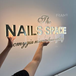 Branding Acryl Logo Schild, Benutzerdefiniertes Namensschild für die Wand, moderne Acrylbeschilderung für Studio, Salon, Büro oder Boutique-Dekor