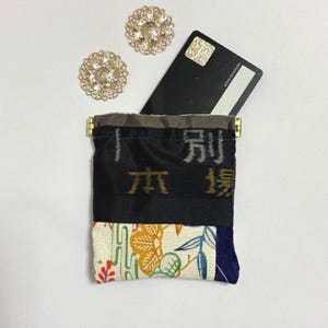 以下が含まれることがあります： 手書き風の「Welcome」の文字が入った素朴な木製サイン。白く塗装され、かすれた仕上がりで、下部には小さな装飾用のハートが付いています。背景は木材の表面がぼやけています。