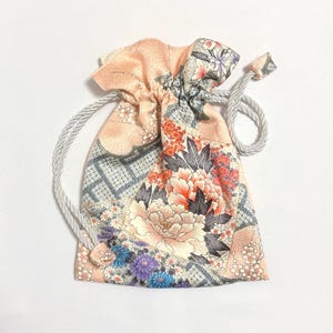 Kimono woreczek ze ściągaczem, jedwabny woreczek z japońskimi kwiatami, kosmetyczka z piwonią, jedyna w swoim rodzaju
