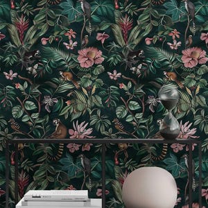 Eleganter dunkler botanischer Garten mit Tieren Wallpaper, exotische Blumen auf schwarzem Hintergrund, mystische Tapete, florale Boho Tapete