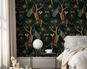Puede incluir: Un papel tapiz verde oscuro con un patrón repetitivo de tigres, pavos reales y diseños florales. El papel tapiz presenta un diseño estilizado de tigres encaramados en ramas con pavos reales y flores que los rodean.