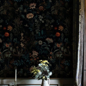 Papel de parede floral botânico elegante, fundo escuro, girassóis, papoulas, margaridas, folhas, papel de parede pintado à mão, papel de parede floral escuro
