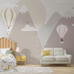 Carta da parati per bambini con simpatici animali che volano in palloncini e motivo di montagna in toni chiari, illustrazione acquerello carta da parati divertente per bambini