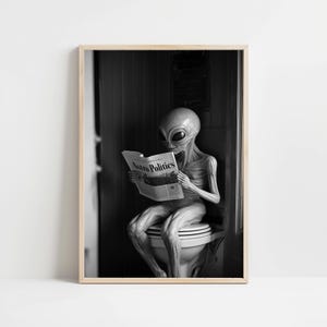 Op de afbeelding: Een zwart-witfoto van een alien die op een toilet zit en een krant leest met de titel "Astro Politics".