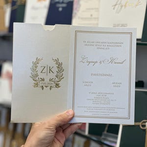 Invitación y sobre dorados, invitación de boda, invitaciones personalizadas