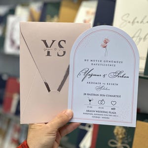 Invitación y sobre dorados, invitación de boda, invitaciones personalizadas