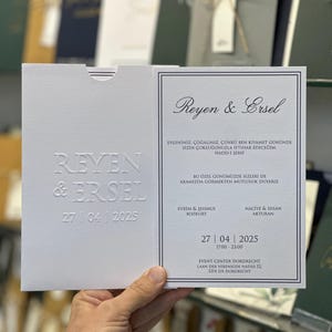 Invitación en sobre con relieve