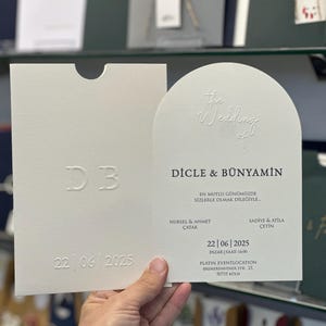 Invitación en sobre con relieve