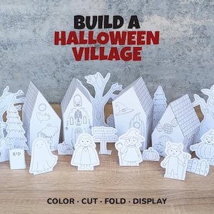 Può includere: Un set per il fai da te intitolato BUILD A HALLOWEEN VILLAGE con le istruzioni COLOR CUT FOLD DISPLAY. Il set include sagome in carta bianca di case, alberi, fantasmi, un vampiro, una strega e un diavolo con disegni a linee nere.