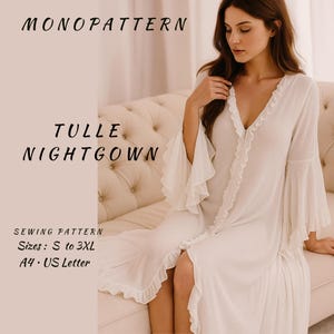 Könnte beinhalten: Ein weißes Tüll-Nachthemd mit V-Ausschnitt und Rüschenbesatz. Das Nachthemd hat Glockenärmel und ein fließendes Design. Der Text "MONOPATTERN" und "TULLE NIGHTGOWN" sind sichtbar. Die Schnittmustergrößen sind S bis 3XL.