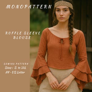 Puede incluir: Blusa color óxido con mangas con volantes, cuello redondo y detalle de lazo. Las mangas largas tienen volantes en capas en la muñeca. El texto de la imagen dice "MONOPATTERN" y "RUFFLE SLEEVE BLOUSE". Tallas del patrón de costura: S a 3XL.