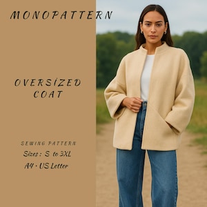Puede incluir: Un abrigo beige oversize con cuello alzado y grandes bolsillos delanteros. El abrigo se combina con vaqueros azules y una camiseta blanca. El texto de la imagen dice "MONOPATTERN" y "OVERSIZED COAT". Las tallas del patrón de costura van de la S a la 3XL.