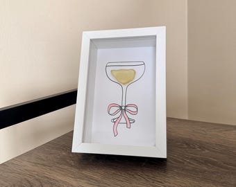 Dekoracja ścienna w ramie 4x6 z motywem kieliszka do szampana ze szkła morskiego