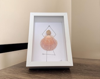 Tancerka baletnicy z muszli morskiej – dekoracja ścienna w ramce 4x6