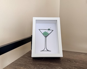 Szklana sztuka Martini z morskiego szkła – oprawiona w ramę ścienną 4x6