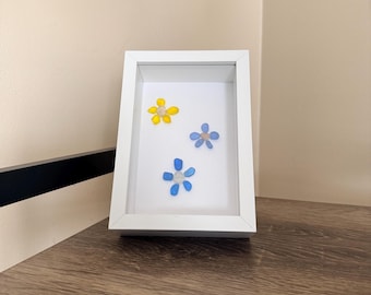 Kwiaty ze szkła morskiego – dekoracja ścienna w ramce 4x6